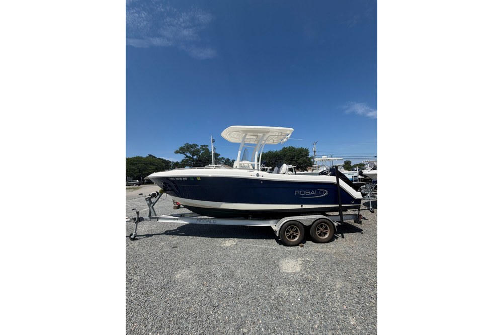 2021 Robalo R222 Explorer