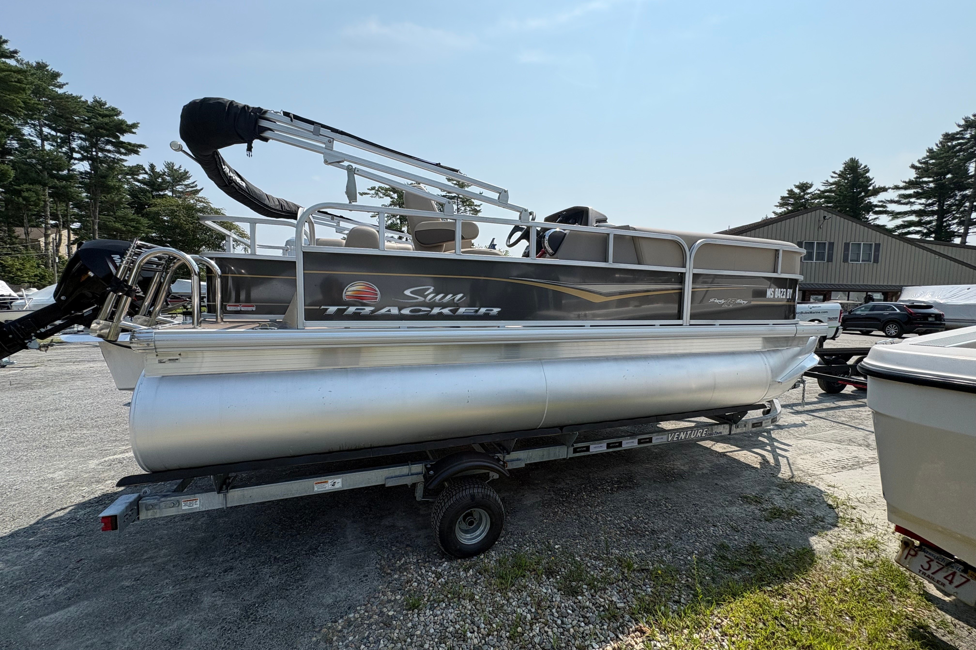 2025 Sun Tracker Party Barge 18 DLX