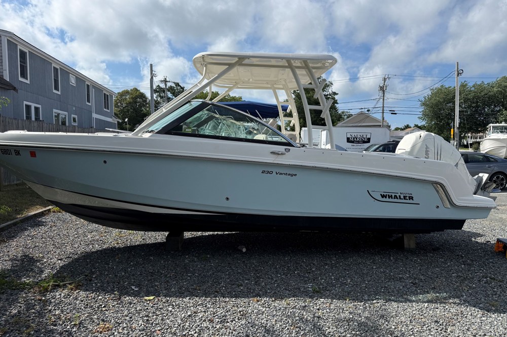 2018 Boston Whaler 230 Vantage