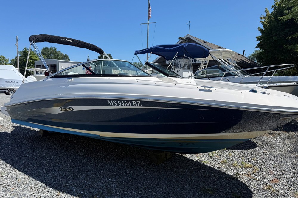 2015 Sea Ray 220 Sundeck Outboard